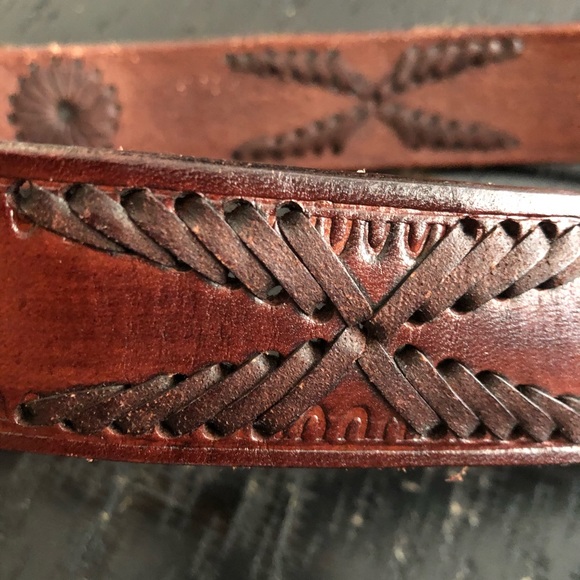 Beautiful leather belt with crushed shell buckle - Picture 6 of 12